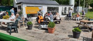 Leden van de Zonnebloem op bezoek